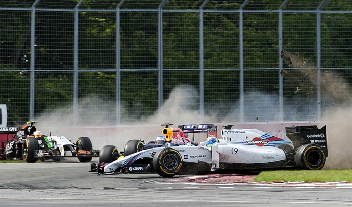 Felipe Massa passa a poucos centímetros da RBR de Sebastian Vettel em acidente no GP do Canadá (Foto: AP)