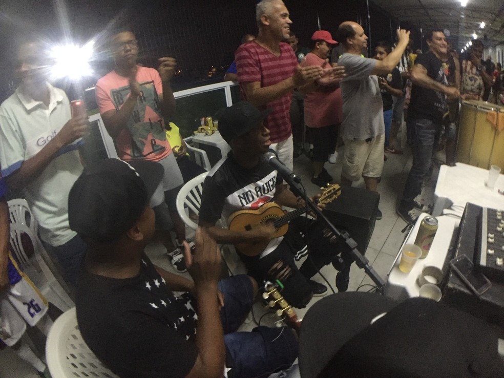 Edílson dá show na roda de samba (Foto: Bernardo Pombo)