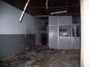 Explosão destruiu partes da estrutura da agência bancária de Agricolândia (Foto: Gilberto Alencar)