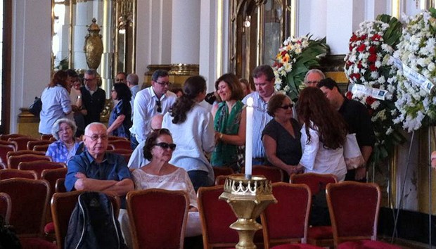 Nicette Bruno (de blusa preta e óculos), viúva de Paulo Goulart, e Beth Goulart (verde), filha do ator, chegam ao velório no Theatro Municipal (Foto: Letícia Mendes/G1)