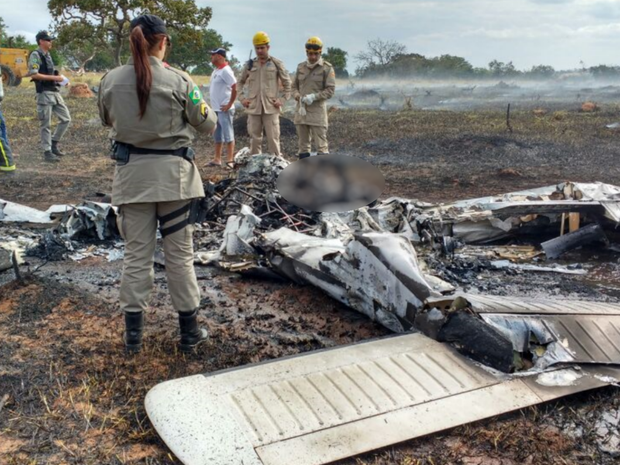 Avião caiu durante voo panorâmico em Corumbaíba, em Goiás (Foto: Divulgação/Corpo de Bombeiros)