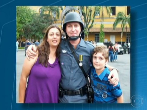 O casal de policiais militares Andria Regina Bovo Pesseghini, de 36 anos, e Lus Marcelo Pesseghini, com o filho, Marcelo Pesseghini, de 13 anos (Foto: Reproduo/TV Globo)