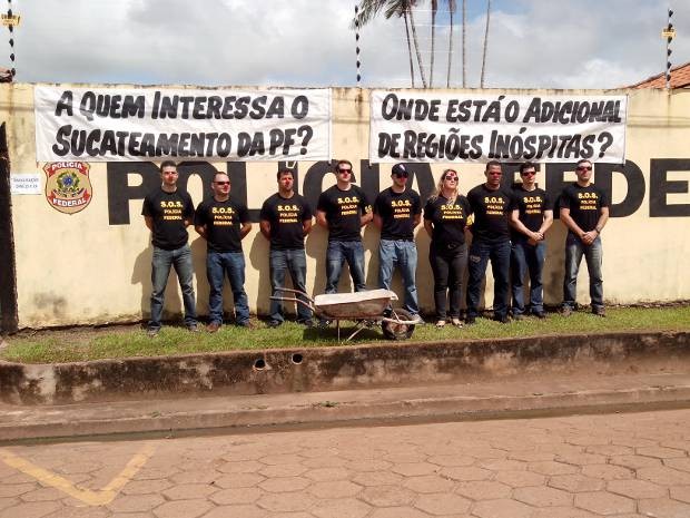 Em Altamira, no sudoeste do Pará, policiais federais protestaram por melhores condições de trabalho, aumento de efetivo policial,  e mais viaturas para trabalharem. (Foto: Glaydson Castro/Tv Liberal)