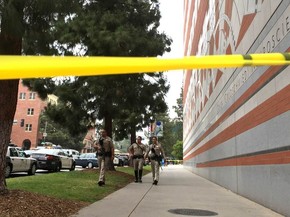 Policiais armados fazem ronda em área interditada do campus da Universidade da Califórnia em Los Angeles (UCLA), EUA, após relato de tiros (Foto: Ringo H.W. Chiu/AP) Policiais armados fazem ronda em área interditada do campus da Universidade da Califórnia em Los Angeles (UCLA), EUA, após relato de tiros (Foto: Ringo H.W. Chiu/AP)