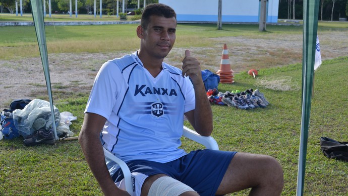 Léo Oliveira teve uma lesão muscular e deve ficar fora da estreia do Leão (Foto: Weldon Luciano  - GloboEsporte.com)