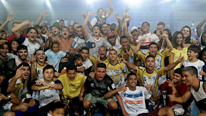 Torcida do Bom de Bola fez a festa após o apito final e invadiu a quadra para comemorar o título de campeão capixaba de futsal (Foto: Richard Pinheiro/GloboEsporte.com) Torcida do Bom de Bola fez a festa após o apito final e invadiu a quadra para comemorar o título de campeão capixaba de futsal (Foto: Richard Pinheiro/GloboEsporte.com)