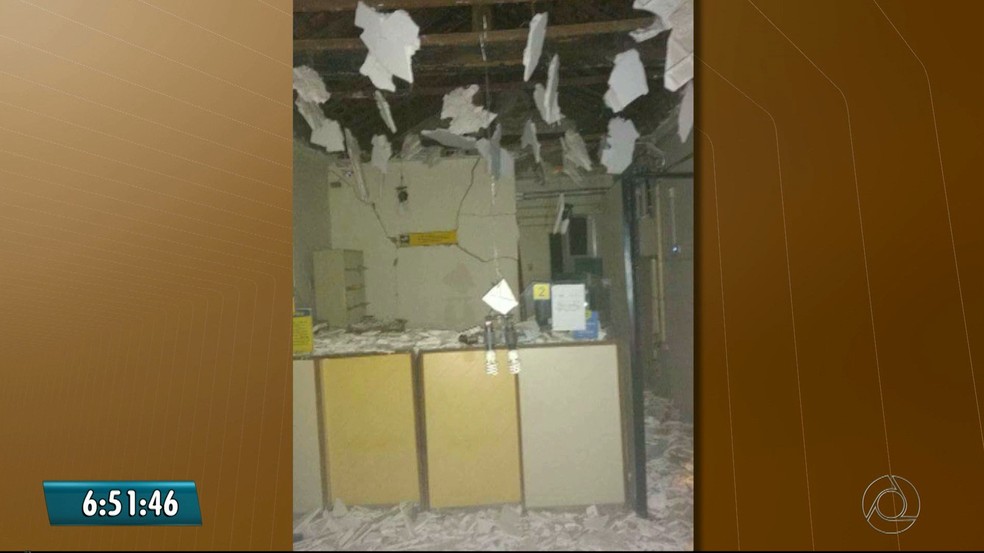 Teto da agência dos Correios de Boa Vista, na Paraíba, ficou destruído pela explosão (Foto: Reprodução/TV Paraíba)