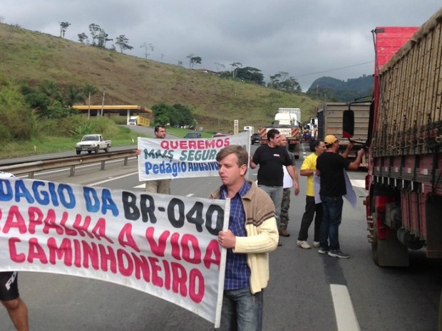 Paralisação de caminhoneiros na BR-040, em Petrópolis (Foto: Karen de Souza)