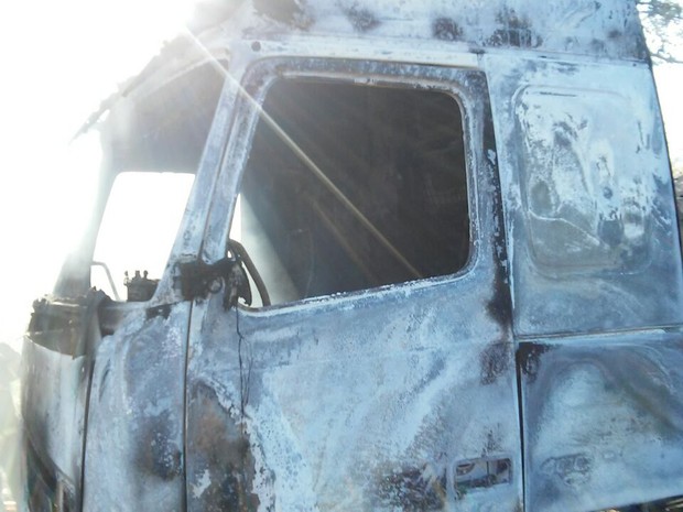 Cabine da carreta ficou destruída  (Foto: Divulgação/Bombeiros)