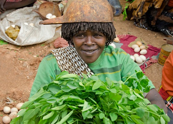 Mulher da etnia Banna, com uma cabaça sobre seu penteado tradicional (Foto: © Giselle Paulino )