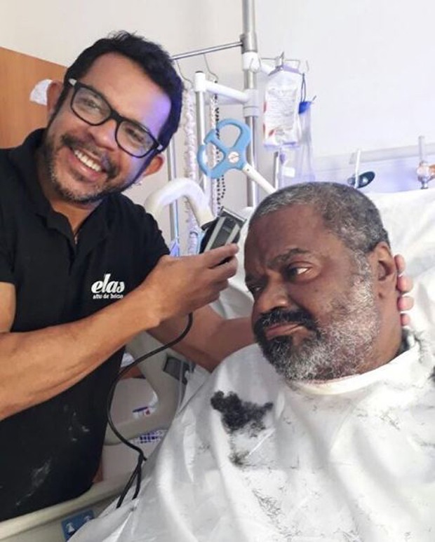 Ainda internado Arlindo Cruz corta o cabelo no hospital