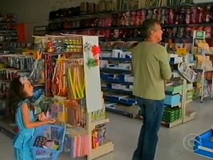 Pais pesquisam antes de comprar o material escolar em Petrolina (Foto: Reprodução/TV Grande Rio)