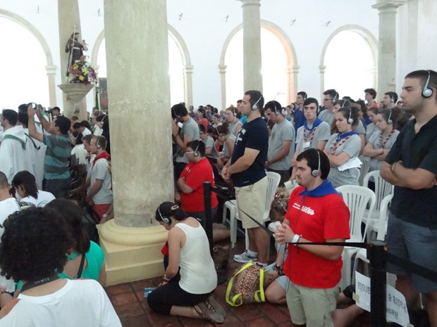 Jovens católicos brasileiros e estrangeiros participaram de missa na Igreja da Sé, em Olinda. (Foto: Katherine Coutinho/G1)