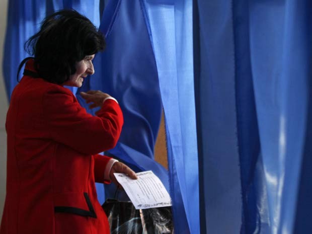 Mulher entra em cabine de votação durante realização de referendo sobre independência em Donetsk, no leste da Ucrânia, neste domingo (11) (Foto: REUTERS/Baz Ratner )