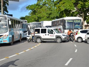 Trânsito ficou congestionado no Centro de João Pessoa (Foto: Walter Paparazzo/G1)