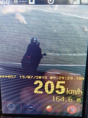 Motociclista é flagrado em velocidade acima da permitida Goiás BR-050 (Foto: Divulgação/PRF) Motociclista é flagrado em velocidade acima da permitida Goiás BR-050 (Foto: Divulgação/PRF)