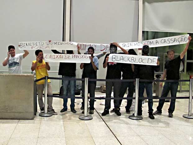 Manifestantes ocuparam a entrada principal da Câmara Legislativa do DF para pedir pela cassação dos três deputados envolvidos com o mensalão do DEM (Foto: Lucas Nanini/G1)
