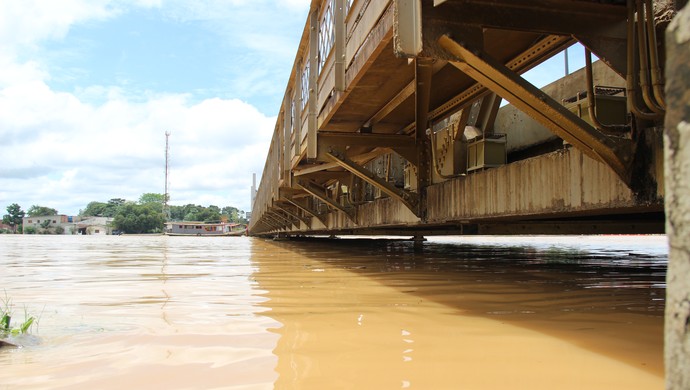 Ponte Juscelino Kubitschek neste domingo (1º), em Rio Branco (Foto: João Paulo Maia)
