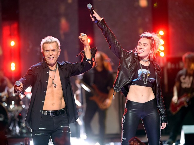 Billy Idol e Miley Cyrus se apresentam em festival de música em Las Vegas, nos Estados Unidos (Foto: Kevin Winter/ Getty Images/ AFP)