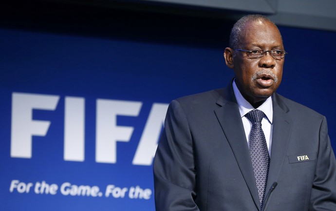  Presidente interino Issa Hayatou fala em coletiva da Fifa  (Foto: REUTERS/Arnd Wiegmann)