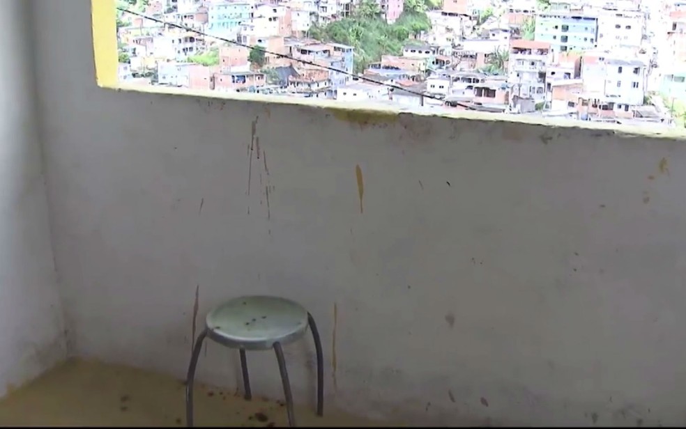 Menina estava em banco quando foi baleada (Foto: Reprodução/TV Bahia)
