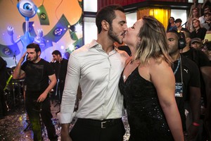 Matheus e Cacau se beijam no palco da Final do BBB16 (Foto: Raphael Dias/Gshow)