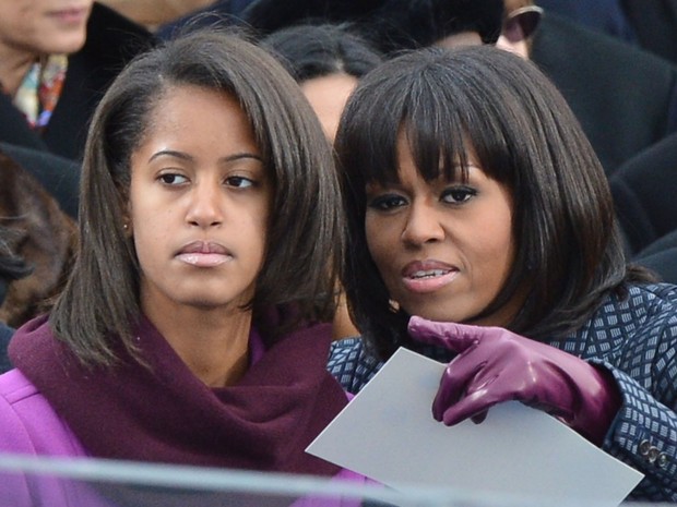 Michelle Obama conversa com sua filha Malia durante a cerimônia (Foto: Jewel Samad/AFP)
