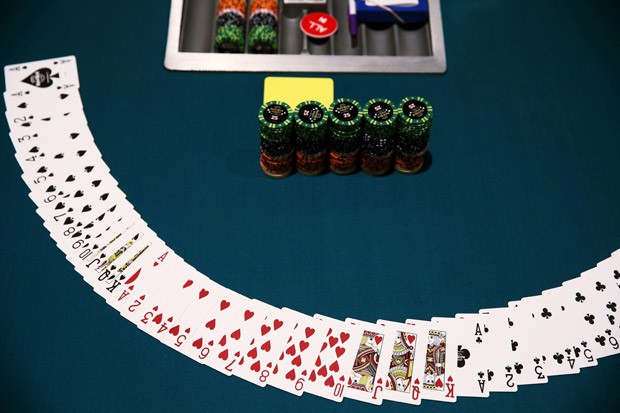 Como funciona um jogo de pôquer?