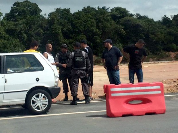 Torcedores do Corinthians foram detidos pela PM quando tentavam deixar o Aeroporto Internacional Aluízio Alves, na Grande Natal (Foto: Alexandre Mulatinho)