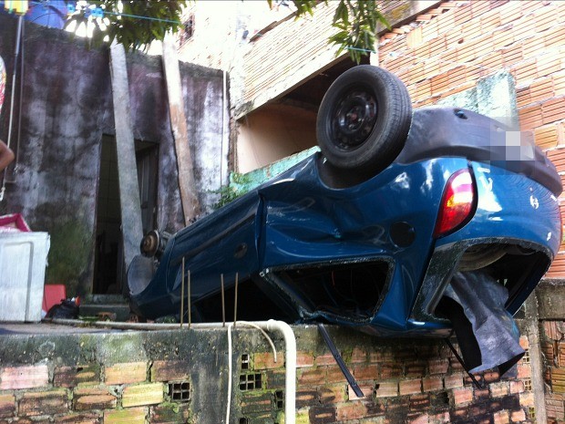 Veículo invadiu quintal da casa localizada no Zumbi (Foto: Camila Henriques/G1 AM)
