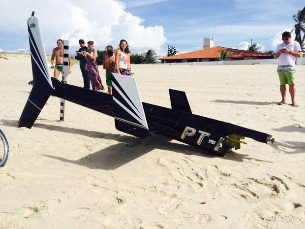 Cauda da aeronave foi arrastada para areia da praia (Foto: Ana Carolina Pires/Arqiuivo Pessoal)