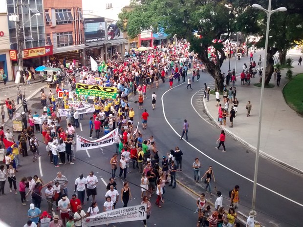 Manifestantes caminharam pelas ruas do Centro de João Pessoa contra a Reforma da Previdência (Foto: Gabriel Costa/G1)