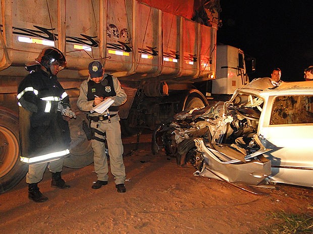 Motorista do carro de passeio morreu na hora (Foto: Água Boa News)