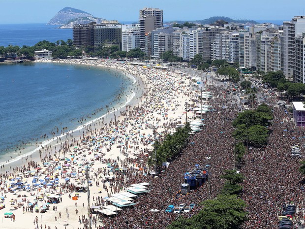 Bloco Chora Me Liga levou 100 mil pessoas à orla de Copacabana, segundo a Riotur (Foto: Fernando Maia / Riotur)