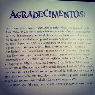 Os agradecimentos feitos pelo Mamonas Assassinas no encarte do primeiro álbum do grupo (Foto: Reprodução/Instagram) Os agradecimentos feitos pelo Mamonas Assassinas no encarte do primeiro álbum do grupo (Foto: Reprodução/Instagram)