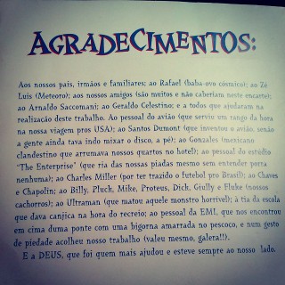 Os agradecimentos feitos pelo Mamonas Assassinas no encarte do primeiro álbum do grupo (Foto: Reprodução/Instagram)