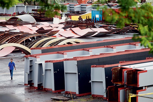 PONTO DE PARTIDA Comportas da hidrelétrica de Belo Monte em Araraquara, São Paulo. Serão necessárias 240  carretas para transportá-las  (Foto: Rogério Cassimiro/ÉPOCA)