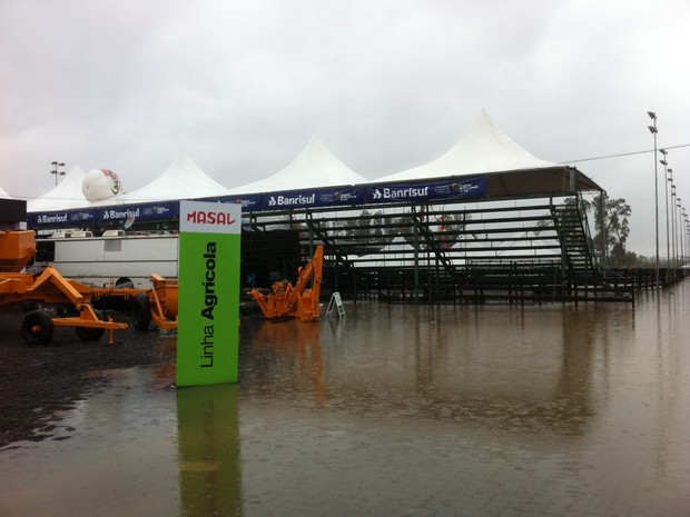 Chuva causou alagamentos na Expointer, em Esteio (Foto: Luiza Carneiro/G1)