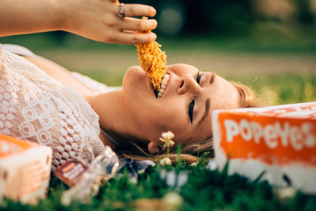 Americana celebra seu amor por frango frito com álbum romântico na web (Foto: Elyse Chelsea Clark/Facebook)