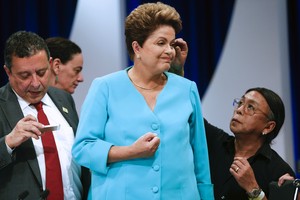 Dilma Rousseff no debate do SBT. À direita da presidente, o marqueteiro João Santana. À esquerda, o cabeleireiro Celso Kamura (Foto: Andre Penner/AP)