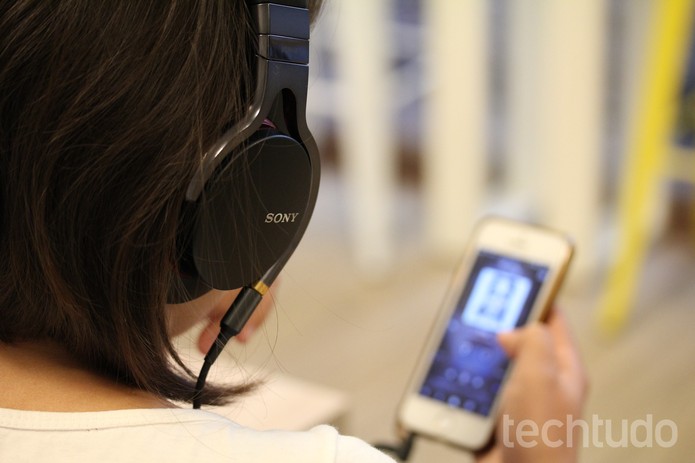 Sony produziu o MDR-1A para usuários escutarem músicas no celular e outros dispositivos móveis (Foto: Luana Marfim/Techtudo) Sony produziu o MDR-1A para usuários escutarem músicas no celular e outros dispositivos móveis (Foto: Luana Marfim/Techtudo)