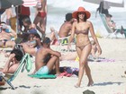 Camila Pitanga mostra boa forma em dia de praia no Rio