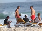 Após ida ao Cristo Redentor, namorado e filho de Madonna curtem praia na Zona Sul do Rio