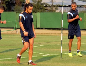 Dorival cobra muito em treino físico, e Valdivia se diverte em rachão