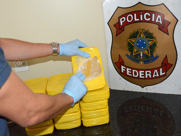 Com os suspeitos, polícia apreendeu 15,6kg de crack, em quinze tabletes. (Foto: Divulgação / Polícia Federal)