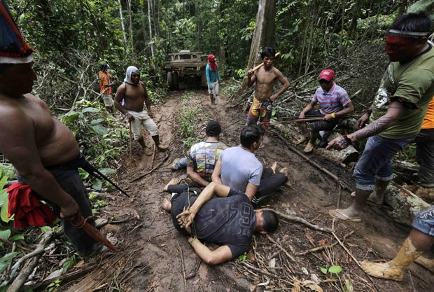 Indígenas cercam homens que estavam em acampamento montado na Terra Indígena Alto Turiaçu, com a finalidade de desmatar a região (Foto: Lunae Parracho/Reuters)