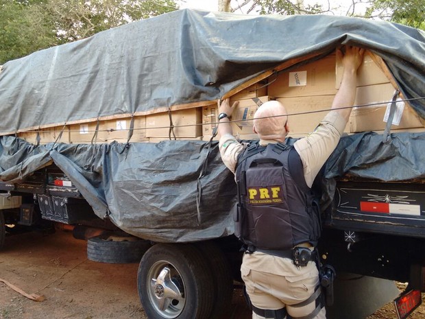 Parte da carga já havia sido carregada no caminhão (Foto: Divulgação / Polícia Rodoviária Federal)