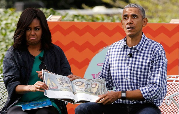 Barack Obama, e sua mulher, Michelle, fizeram caretas enquanto liam a história (Foto: Jonathan Ernst/Reuters)