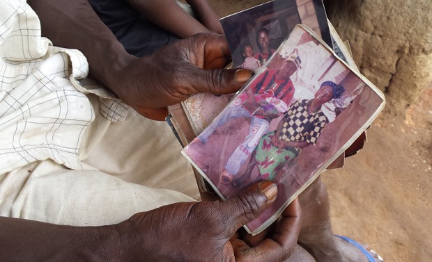  Em foto divulgada pela Unicef nesta quinta-feira (28), uma pessoa segura uma fotografia do menino Emile Ouamouno, ainda bebÃª: quando tinha 2 anos, o garoto foi a primeira vÃ­tima de ebola desta epidemia, e Ã© conhecido como o 'paciente-zero'; ele, sua mÃ£e, avÃ³ e irmÃ£ morreram da doenÃ§a (Foto: AP Photo/Unicef/Beukes)