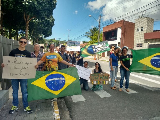 Movimento Direita Paraibana fez ato de apoio a juiz e operação Lava Jato (Foto: André Resente / G1)